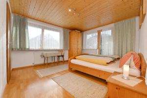 比尔塞贝格Haus Valuga的卧室配有床、桌子和窗户。