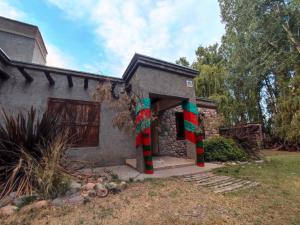 图努扬Casa de campo de piedra的房屋前方有圣诞装饰