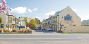 基督城ASURE Christchurch Classic Motel & Apartments的街上的街道,有汽车停在街上