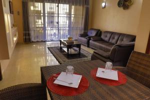 WakisoKaray Apartments的客厅配有两张桌子和一张沙发
