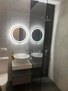 埃里温Cozy apartment的浴室设有2个水槽和2面镜子