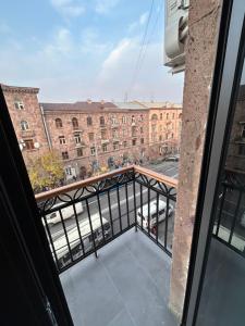 埃里温Cozy apartment的享有建筑景致的阳台