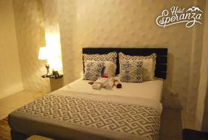 埃斯特利Hotel Esperanza Estelí的一间卧室,配有一张带两个泰迪熊的床