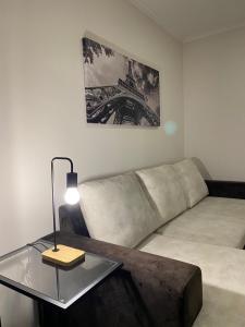 福什科阿新镇Apartamentos Barbosa的客厅配有沙发和桌子
