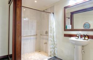 多米尼克Hona Beach Hotel的带淋浴和盥洗盆的浴室