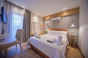 雅典Anixi Hotel by AP的配有一张床和一把椅子的酒店客房