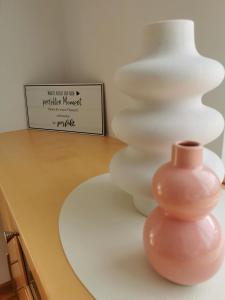 LieserbrückeRiverside Appartements的一张桌子上的一个粉红色花瓶