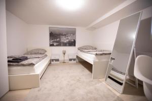 汉诺威80qm - 4 rooms - privat parking - Keller-Basement - MalliBase Apartments的一间白色客房,内配两张床