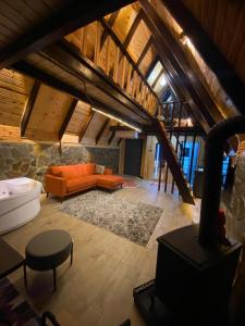 ArdeşenSoore Bungalov的客厅配有橙色沙发和地毯。