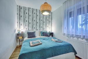 费尔特拉科什HAROL Home & Bike的一间卧室配有一张带蓝色棉被的床
