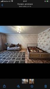 阿拉木图Apartment on Akhmetova 10的一张带两张床的卧室的照片