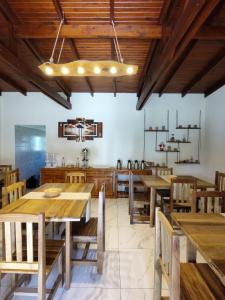 DoloresBahía de cimarrones的用餐室配有木桌和椅子