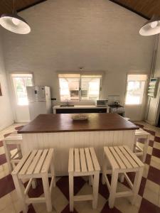 Colonia EstrellaChacra en Emprendimiento Tierra de Caballos的一个带2个长凳的大岛的厨房