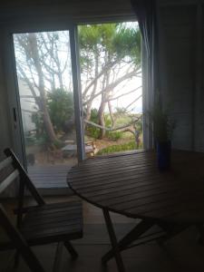 拉佩德雷拉Oceanica的窗前的桌子和椅子