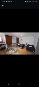 戈多伊克鲁斯Monoambientes Arizu的客厅配有沙发和桌子