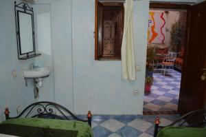 马拉喀什Hotel salem leksor的浴室配有盥洗盆、镜子和盥洗盆