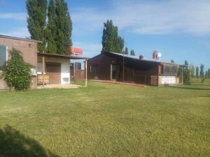 CuauhtémocBeautiful Rustic Cottage Adobe, Rancho El Payasito的前面有草地的房屋