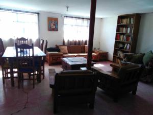 CuauhtémocBeautiful Rustic Cottage Adobe, Rancho El Payasito的客厅配有沙发和桌椅