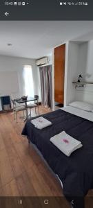 戈多伊克鲁斯Monoambientes Arizu的一间卧室配有一张床,上面有两条毛巾