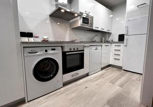 萨拉曼卡VUT PLAZA DEL ANGEL的厨房配有洗衣机和洗衣机。