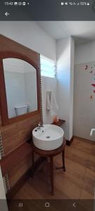 戈多伊克鲁斯Monoambientes Arizu的浴室设有白色水槽和镜子