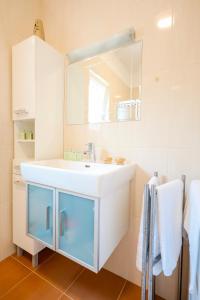 IstHoliday home ''Villa Galetta''的浴室设有白色水槽和镜子