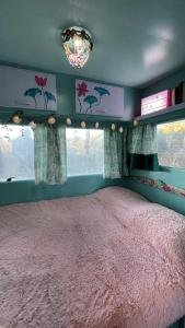 阿泽陶Ir por ai Arrábida的一间带粉红色床铺的卧室,位于带窗户的房间内