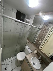 若昂佩索阿MSHome - Apartamento Térreo com Varanda e Mobiliado的一间带卫生间和水槽的小浴室