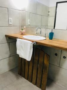 卢汉德库约Hermosa casa con Jacuzzi y sauna en Chacras de Coria的浴室设有水槽,柜台上配有白色毛巾