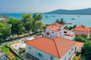 IstHoliday home ''Villa Galetta''的享有橙色屋顶房屋的空中景致