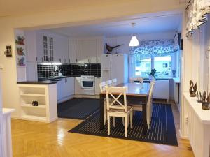 卢德维卡Säfsen Stay的厨房配有餐桌和椅子