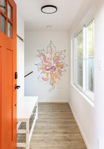 西雅图The Maple House的走廊上的橙色门,墙上挂着一幅画