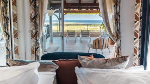 Saint-LouisDomainde de Meilly - M&P Concept Vue mer Jacuzzi OU Piscine的海景客房 - 带一张沙发