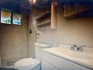 哈兰代尔海滩CONCIERTO #1 - from1 to 6 people -的浴室配有白色卫生间和盥洗盆。