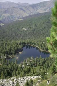 普拉夫Samel's Cottage Hrid's lake Prokletije的享有高山湖泊的空中景致