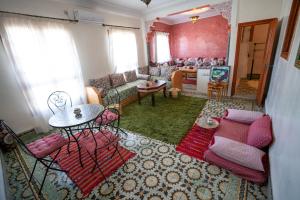 非斯Dar El Karam Fez的客厅配有沙发和桌子