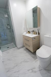 基督城Luxurious 2 bedroom Retreat的浴室配有卫生间、盥洗盆和淋浴。