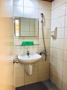台南来七桃旅店的一间带水槽和镜子的浴室