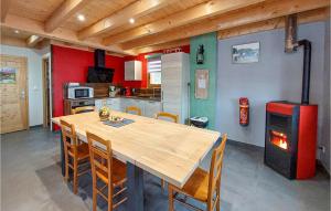 La Longeville3 Bedroom Pet Friendly Home In La Longeville的厨房配有木桌、椅子和炉灶。