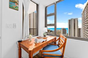 檀香山Lanikai Suite Luxury Ocean View with Free Parking的窗户客房内的桌椅