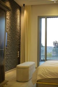 Sheikh Zayedقصر السفير بيفرهيلز的一间卧室设有一张床和一个大窗户