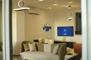 Sheikh Zayedقصر السفير بيفرهيلز的带沙发和电视的客厅