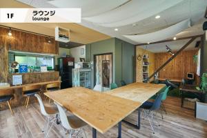 富士吉田市MtFuji Guest House Kikkake的餐厅设有两张木桌和椅子