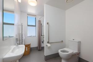 凯特里特里凯特里特里保护区公寓的白色的浴室设有卫生间和水槽。