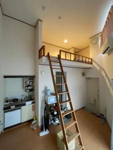 埼玉市大宮溫馨小屋的带高架床和厨房的客房