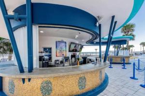 代托纳海滩Beachfront Bliss at Ocean Walk Resort - Unit 1701的度假村的水滑梯