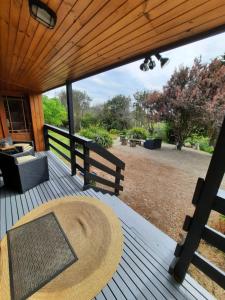 芬戈The Beach Cabin的木甲板上设有长凳和桌子