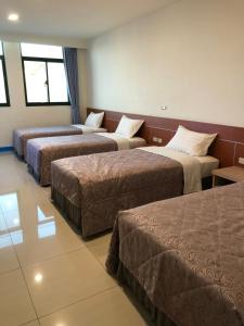 北竿乐活海景民宿的一间酒店客房,房间内设有三张床