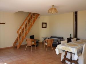 滨海巴纽尔斯Appartement Banyuls-sur-Mer, 3 pièces, 5 personnes - FR-1-309-58的客厅设有楼梯和桌椅