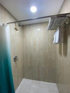 查亚普拉Erbe Style Jayapura Papua By Horison的带淋浴、卫生间和盥洗盆的浴室